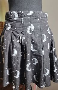 HOT TOPIC CELESTIAL MOON AND STARS PLEATED SKIRT